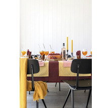 Festlich gedeckter Esstisch mit Getränken, Kuchen und Kerzen