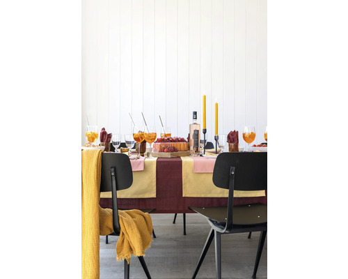 Festlich gedeckter Esstisch mit Getränken, Kuchen und Kerzen