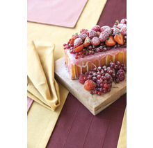 Kuchen mit Guss und verschiedenen Beeren auf einem Holzbrett