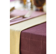 Tischdekoration mit Tischdecke, Tischläufer und Besteck