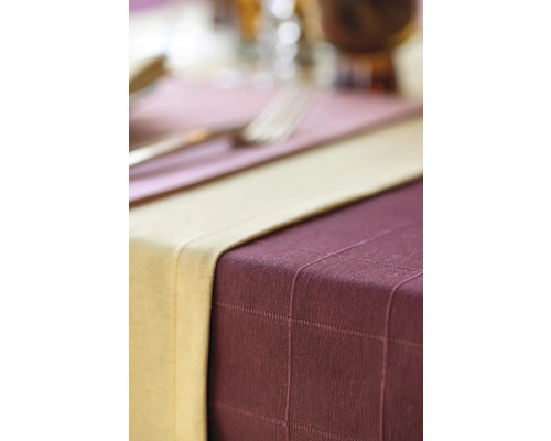 Tischdekoration mit Tischdecke, Tischläufer und Besteck