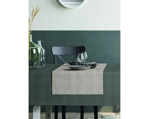 Gedeckter Esstisch mit Tischdecke, Tischläufer, Geschirr und Gläsern