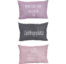 Drei Kissen mit Schriftzügen: Mehr Zeit zum Kuscheln, Lieblingsplatz, Life is better when you smile.