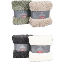 Quatre couvertures douillettes emballées en optique jacquard sherpa, environ 150 sur 200 centimètres.