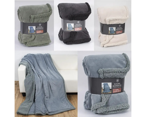 Plusieurs couvertures douillettes de différentes couleurs, partiellement emballées, partiellement drapées sur un canapé.