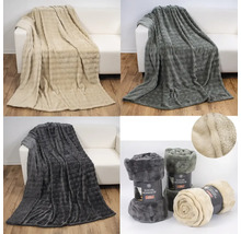 Différentes vues de couvertures en molleton sur un canapé et enroulées