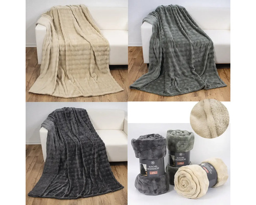 Différentes vues de couvertures en molleton sur un canapé et enroulées