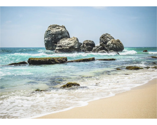 Küstenlandschaft mit Felsen im Meer und Sandstrand