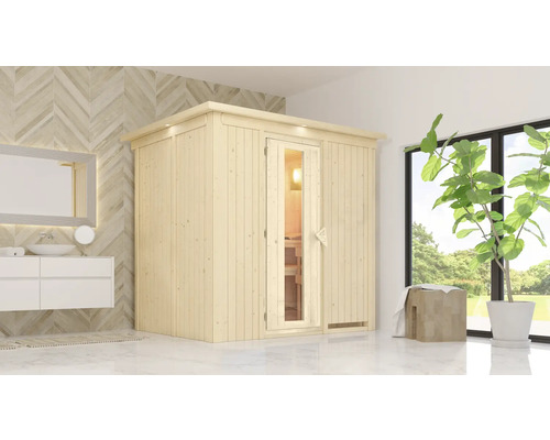 Badezimmer mit Holzsauna, Waschbecken und Spiegel