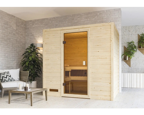 Sauna en bois avec porte en verre dans une pièce lumineuse