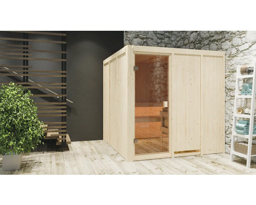 Holzsauna mit Glastür und Holzregal im Raum