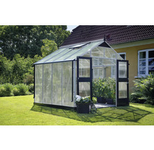 Serre avec portes ouvertes dans un jardin