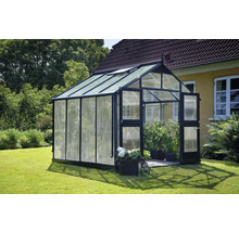 Serre avec porte ouverte dans le jardin