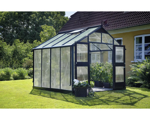 Gewächshaus mit geöffneter Tür im Garten