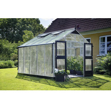 Serre avec portes ouvertes dans le jardin