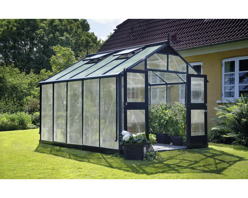 Gewächshaus mit geöffneter Tür im Garten