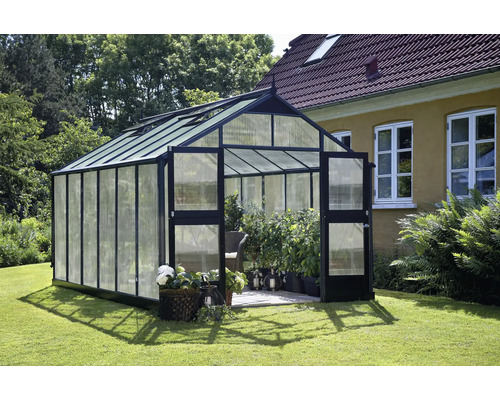 Gewächshaus JULIANA Premium 13 m² 10 mm Stegdoppelplatten 269 x 439 cm anthrazit/schwarz Gewächshaus mit geöffneten Türen im Garten