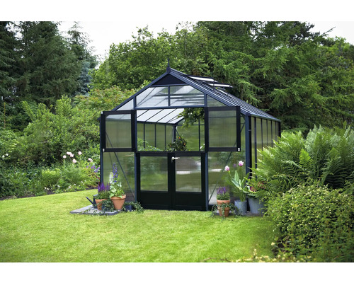 Serre avec portes et fenêtres ouvertes dans le jardin