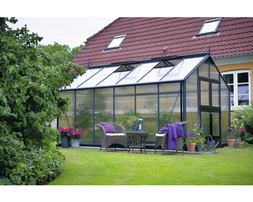 Serre de jardin avec mobilier de jardin et plantes