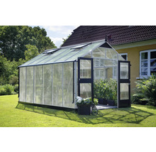 Serre avec portes ouvertes dans le jardin