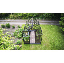 Serre avec plantes dans le jardin