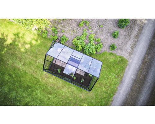 Vue de dessus d'une serre avec des plantes dans le jardin.