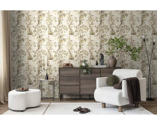 Wohnzimmer mit gemusterter Tapete, Kommode, Sessel und Stehlampe
