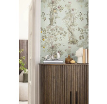 Szene mit floraler Tapete, Holzkommode und dekorativen Objekten für ein stilvolles Interieur