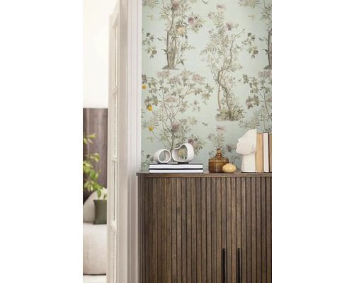 Szene mit floraler Tapete, Holzkommode und dekorativen Objekten für ein stilvolles Interieur