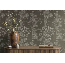 Dekorativer Raum mit floraler Tapete, Holzkommode und Vasen