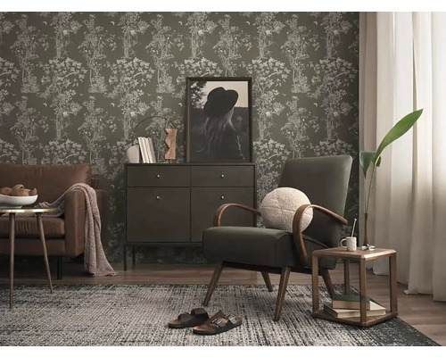 Wohnzimmer mit Tapete mit floralem Muster, Sofa, Sessel und Kommode für eine gemütliche Raumatmosphäre