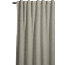 Vorhang aus Stoff an einer Gardinenstange