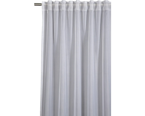 Voilage blanc transparent avec des pattes à plis sur une tringle à rideaux.