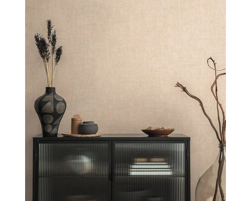 Dekoratives Arrangement mit Vase, Schale und Schrank