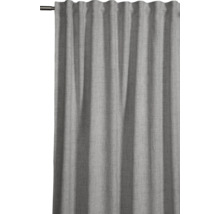 Grauer Vorhang mit Faltenaufhängung an einer Gardinenstange