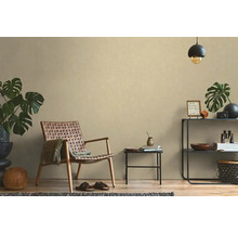 Salon avec fauteuil tressé, table d'appoint et objets de décoration sur une étagère