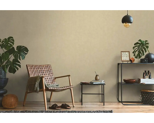 Salon avec fauteuil tressé, table d'appoint et objets de décoration sur une étagère