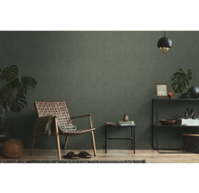 Salon avec fauteuil tressé, table d'appoint et étagère