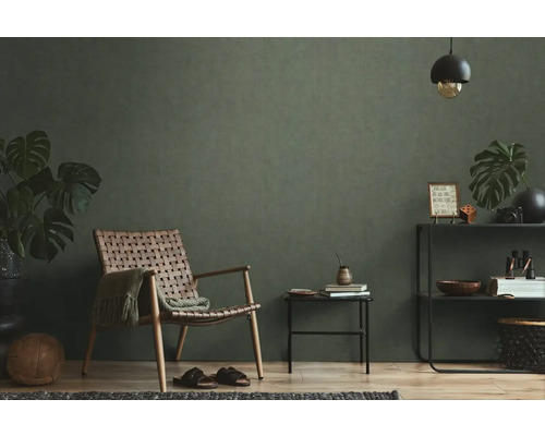 Salon avec fauteuil tressé, table d'appoint et étagère
