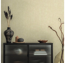 Scène de salon avec commode, décorations et papier peint à motifs discrets