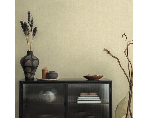 Scène de salon avec commode, décorations et papier peint à motifs discrets