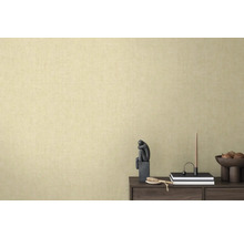 Gros plan d'un papier peint texturé beige sur un mur.