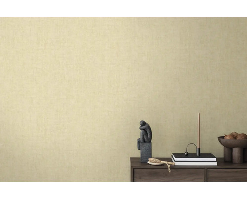 Gros plan d'un papier peint texturé beige sur un mur.