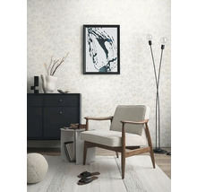 Wohnzimmer mit Sessel, Sideboard, Stehlampe und Dekor