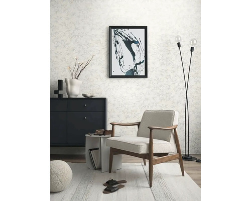 Wohnzimmer mit Sessel, Sideboard, Stehlampe und Dekor