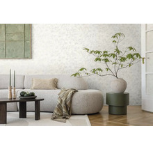 Wohnzimmer mit floraler Tapete, Sofa, Tisch und Dekorationen für ein gemütliches Ambiente.