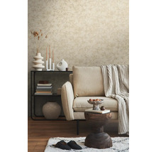 Wohnzimmer mit Sofa, Regal, Dekoration und gemusterter Tapete