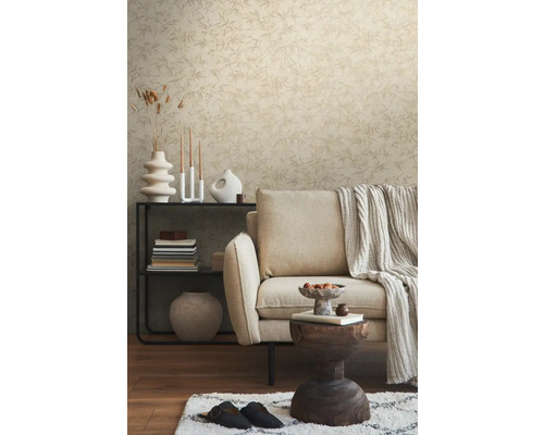 Wohnzimmer mit Sofa, Regal, Dekoration und gemusterter Tapete