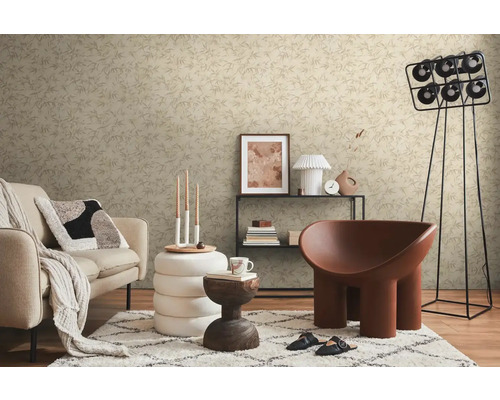 Wohnzimmer mit Sofa, Sessel, Regal und dekorativer Tapete mit Pflanzenmuster