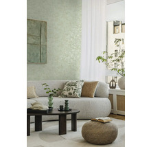Wohnzimmer mit Sofa, Couchtisch, Hocker, Kissen und Wandgestaltung